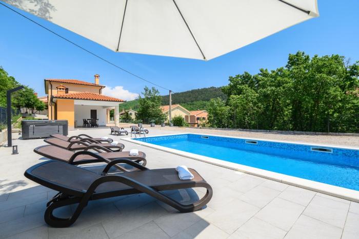 Villa Laura by Briskva