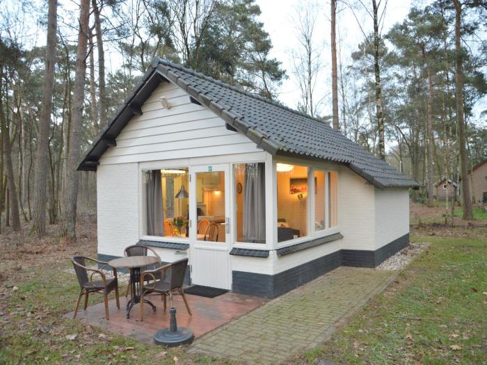 Completely detached bungalow in a nature-filled park by a large fen