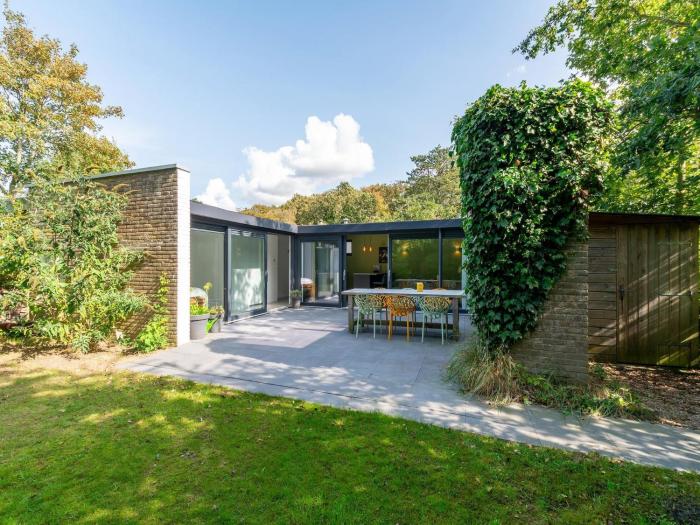 Bungalow in Sint Maartenszee near the beach