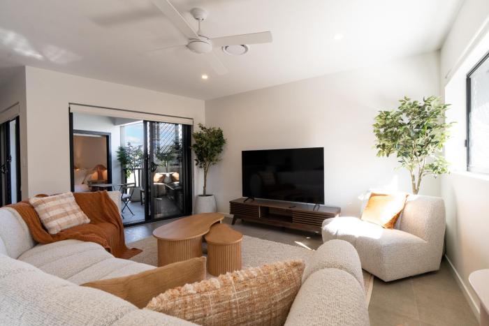 New Luxury Spacious private convenient hilltop view 3BD