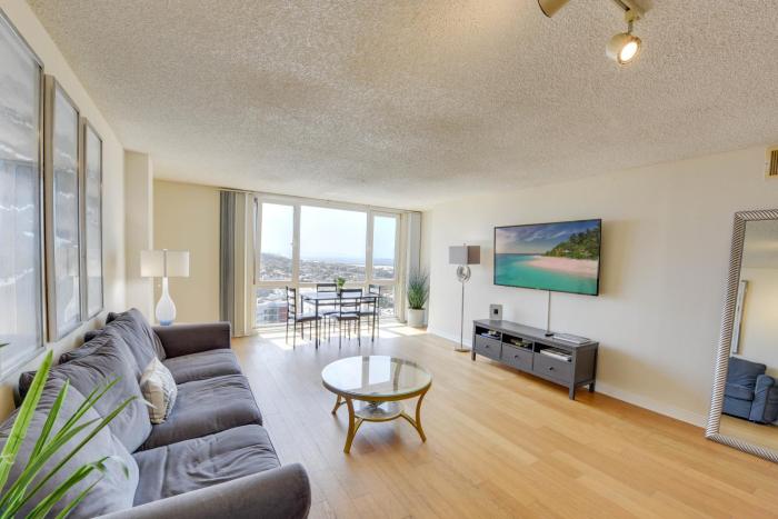Sunny Condo with Panoramic Ocean Views