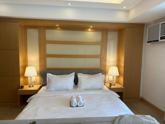 Amazing Sunrise Venice Grand Canal Balcony, Xbox Series X console with Game Pass Ultimate, FREE coffee, Pool, Gym & Sauna, 5 mins to BGC