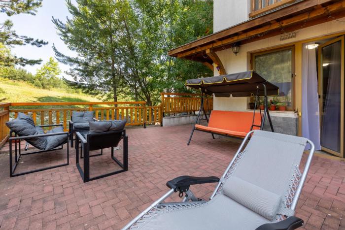 2-room Forest Retreat - Fireplace, Veranda, BBQ, Views