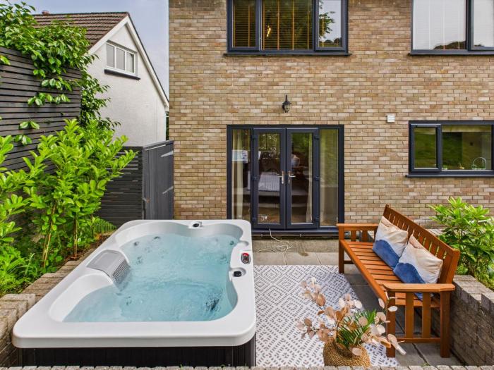 5-Bed Retreat with Hot Tub, Garden & Relaxing Views