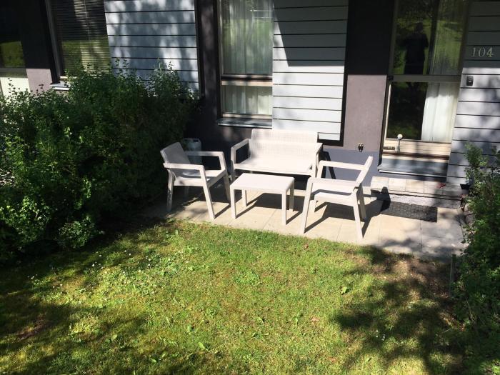 Family studio Resident s terasou, garáží, kuchyňskou linkou, vhodné i pro rodiny s dětmi, u sjezdovky pro děti, bobové dráhy, FREE Garage, FREE WIFI, výhled do zahrady s posezením na terase, dětské hřiště v areálu