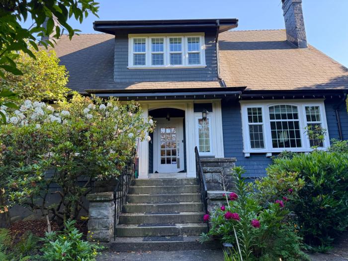 Spacious Villa 6BR 3 BA - Free Parking - Near Kitsilano Beach & Attractions - 15 to DT