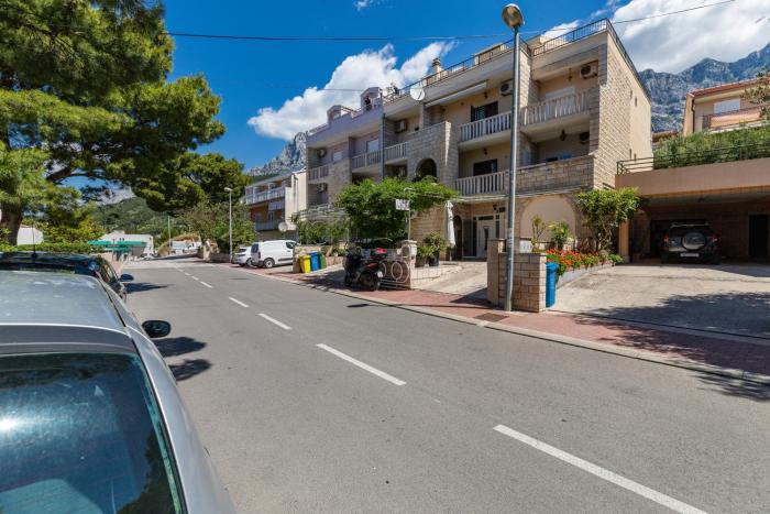 Apartments with parking space Makarska - 24562