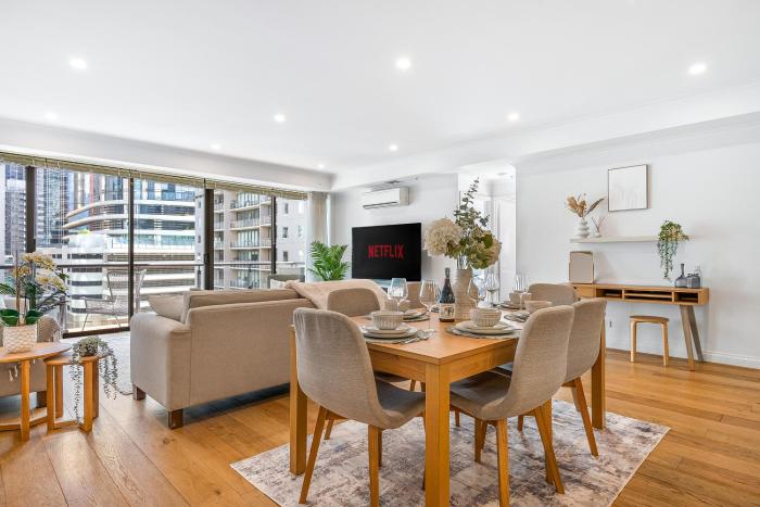 Melbourne City Luxe 3BR - Near MCG & Arts Precinct - Pool, Gym & Free Parking