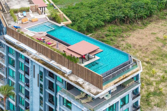 C207 Rooftop Pool & King Bed, Walk to Surin Beach