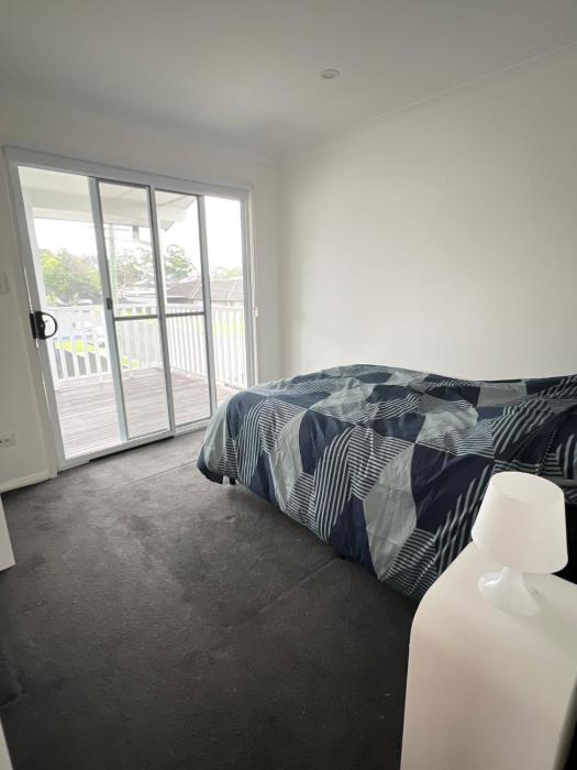Cosy Queen Room with Balcony Access and Pool - SW6