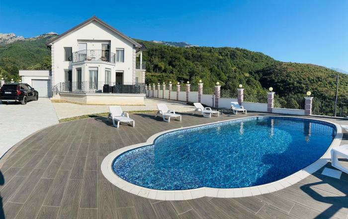 Rezidenca Dozhlani with Private Pool & Yard