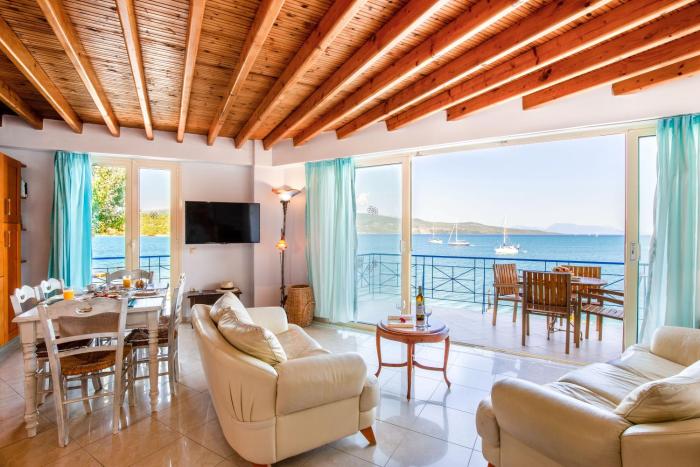 SALTY BREEZE Beachfront Apartment