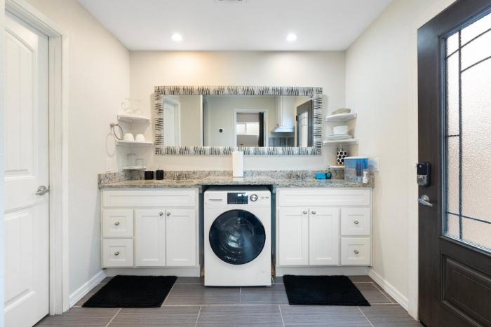 Private Suite with 1 queen and 1 twin bed close to Hwy 51 and MayoClinic in Phoenix, Arizona