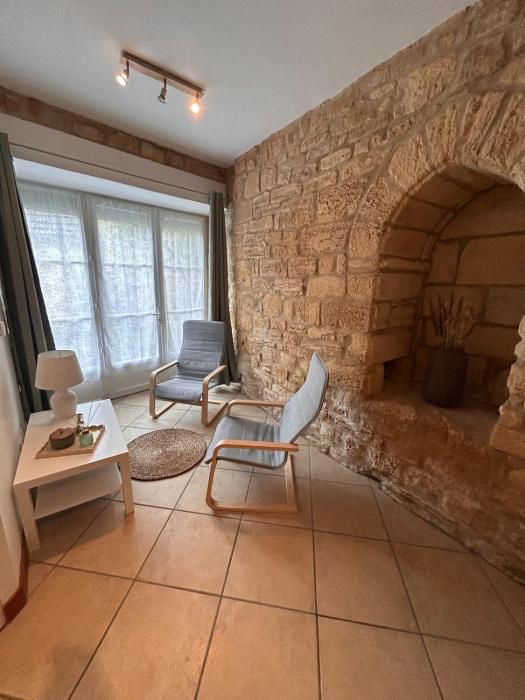 Petite maison au pied du château