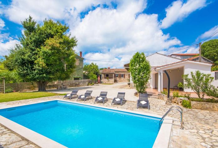 Villa Roži, a charming renovated Istrian house with pool