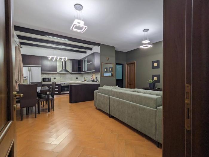 Classic villa-spacious city center free parking