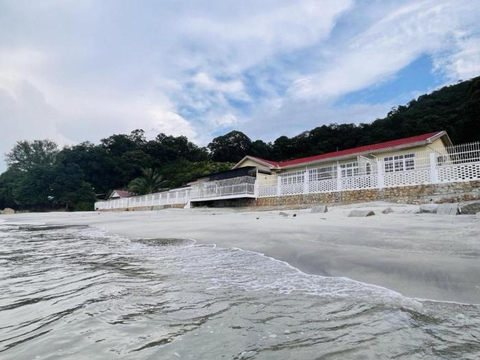 Beach-Front Family Bungalow with Seaview Pool, KTV, Pool, PS5, Speaker System, BBQ & more!!