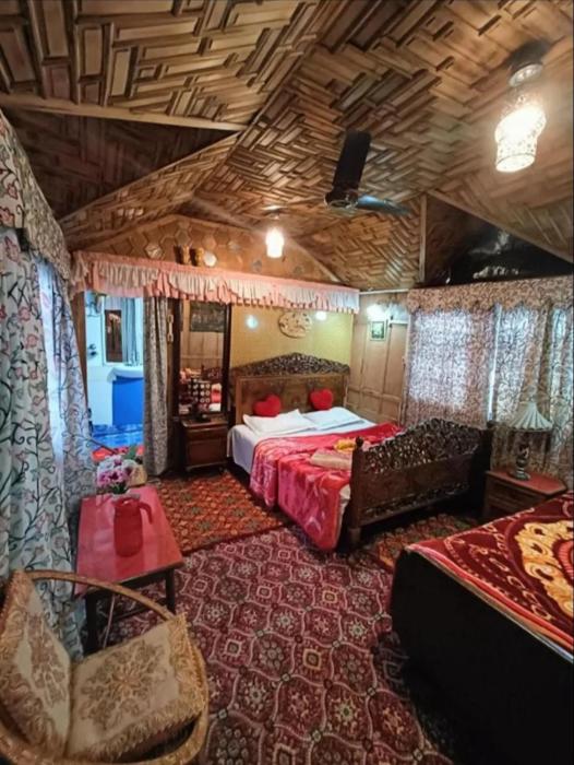 Houseboat young Minar