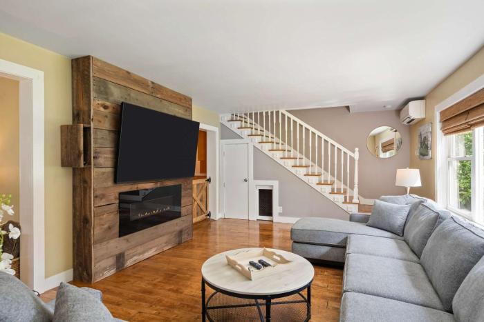 Spacious Home Hot Tub 2 Living Rooms Pets OK