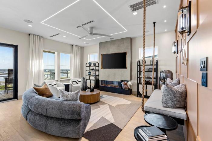 Beachfront Paradise Sleeps 20 with Heated Pool