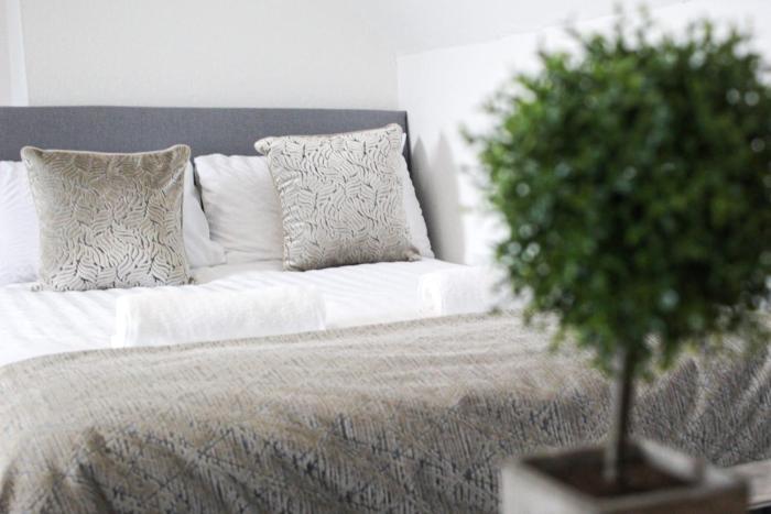 SHM Stays Solihull HS2 NEC Airport Nr M6 M40 M42 Great for Long & Short stays 15 min walk to Train Station 5 min drive to Town Centre outside Bus Stops & Supermarket Free Parking