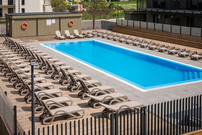 Fresh & Functional I Balcony I Pool I ᴄᴏʜᴏsᴛ