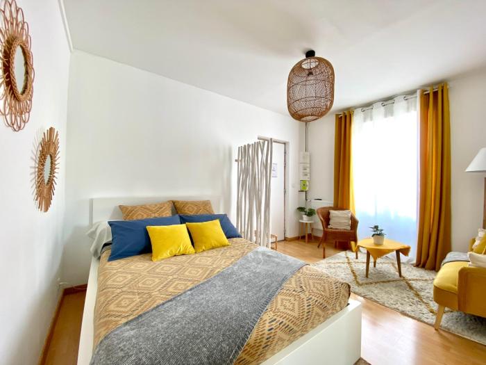 Bohemia - By BEST KEYS - Idéal Pro & Couple - Cosy - Centre Ville - SMART TV - Machine à Café Nespresso - Netflix & WiFi Fibre - Check-in Autonome - Parking Facile & Gratuit - Confort & Équipements Premium