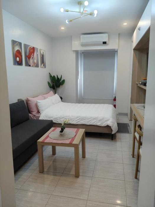 Quezon City Apartment 2 Condo-Hotel with Pool View