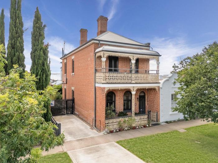 Historical home is a cosy stay located in central Bathurst