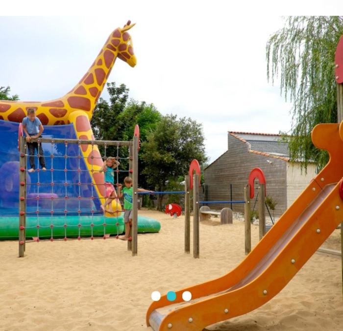 Mobil home 4 personnes sur camping 3 étoiles à 150m de la plage