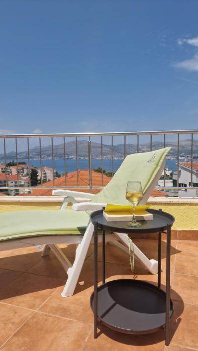 Penthouse Paulina - Large Sunny Terrace - Seaview - 250m to Beach and Restaurants - Free Parking - Trogir and Ciovo - 15 minutes to airport
