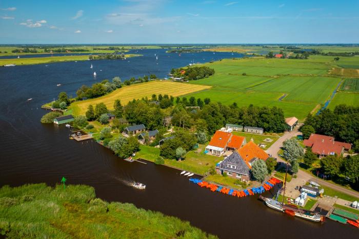 Het Voorhuis, group accommodation on the Frisian Lakes