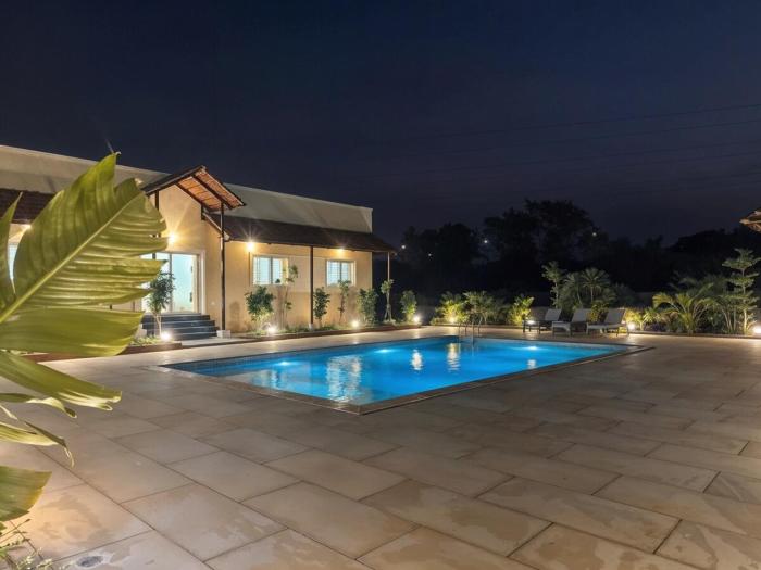 Saanvriya Farmstay 3BR Moinabad with Pool By Homeyhuts