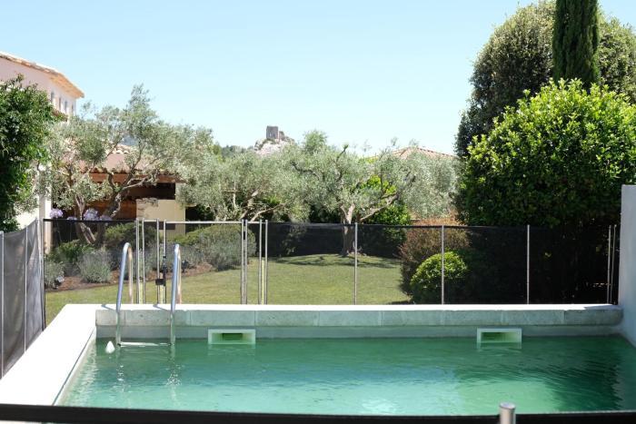 nice villa with heated swimming pool, in the center of the village of aureille, 8 persons, near baux de provence, in the alpilles