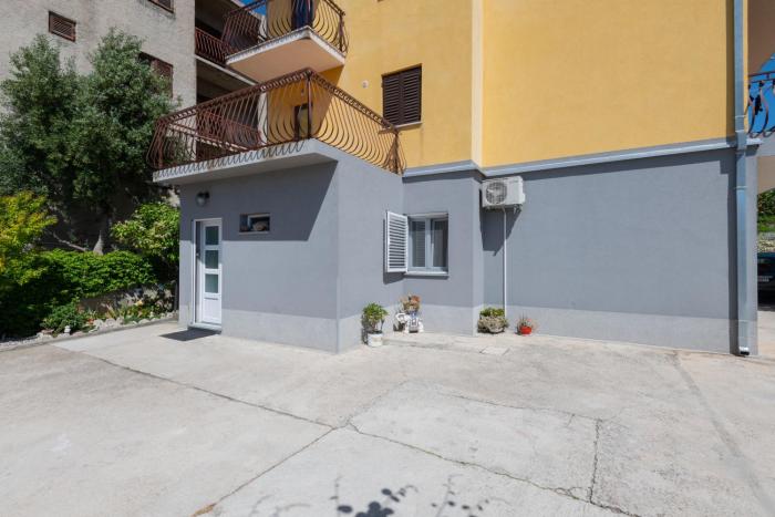 Apartments with parking space Split - 24631
