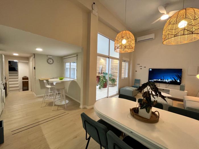 EcoCasa 12PAX perfecta grupos, reforma lujo, junto parada Burjassot metrovalencia, cerca centro Valencia y playa, lavadora, secadora equipamiento total