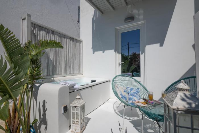 Fino Amore Private Jacuzzi Suite in Mykonos Town