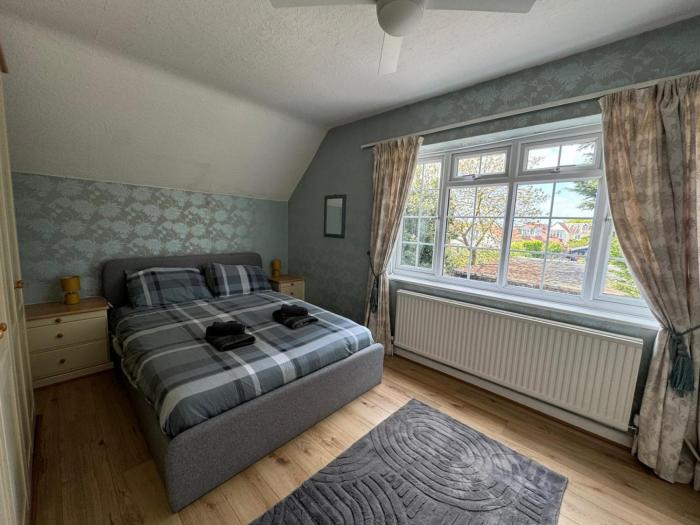 Sherrington Cottage 1 minute walk to Frintons blue flag beach Sleeps up to 8