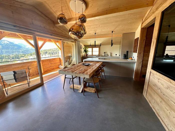 Luxury family Chalet with extraordinary Mountain views