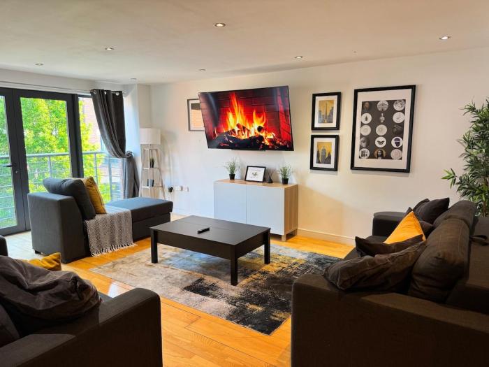 Balcony Free Parking Huge TV City Centre Apt