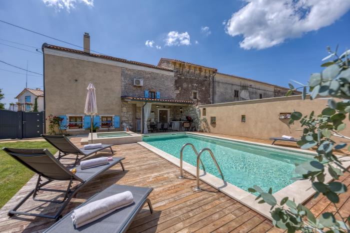 Foska Country Home with Pool - Happy Rentals