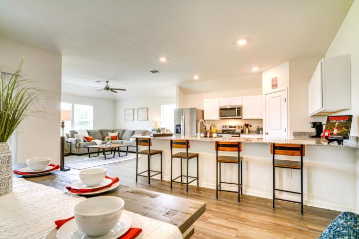 12 Mi to Avery Island Spacious Family Home!