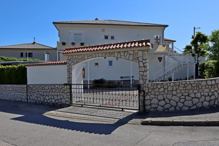 Rooms with a parking space Novi Vinodolski - 21509