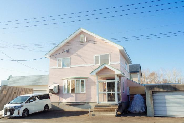 Niseko Pink house