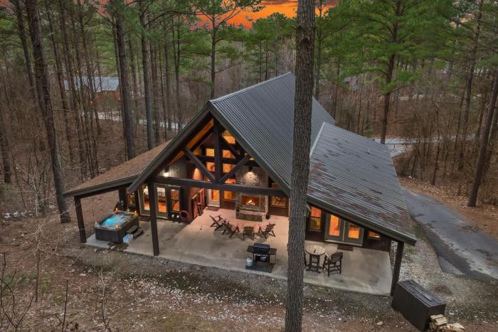 NEW Prime Cabin Chateau Hot Tub-Firepit-Sleeps 6