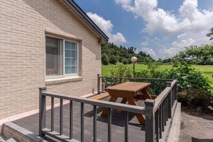 Jeju Albam Oreum House Pension