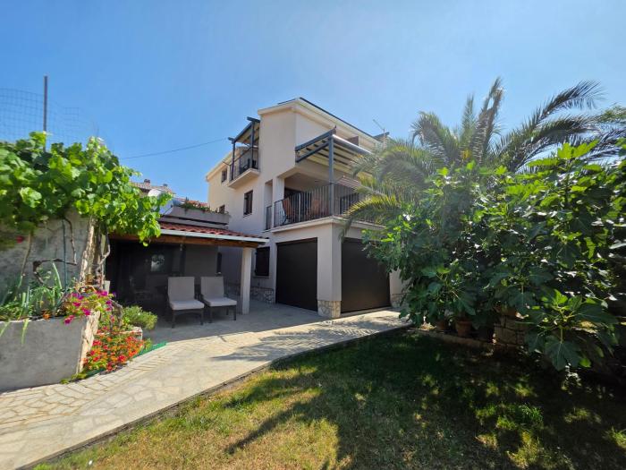 DAMIR Studio apartment with terrace in garden