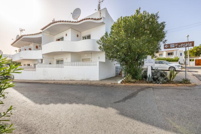 CoolHouses Algarve, Luz, 1 bed flat, top floor, a stones throw to the beach, Casa Isabell