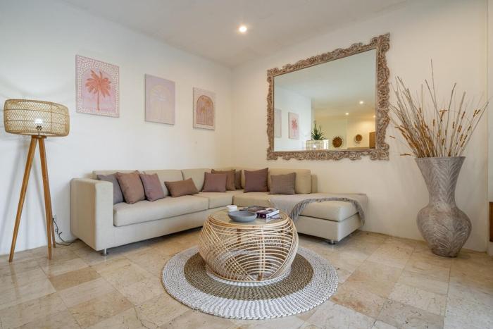 Heart of Seminyak 2bed 2bath 2 pools super quiet