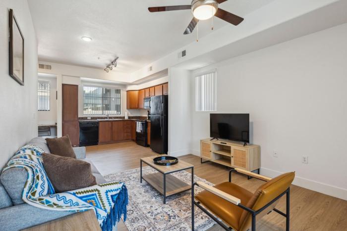 CozySuites Glendale - Westgate w pool 14